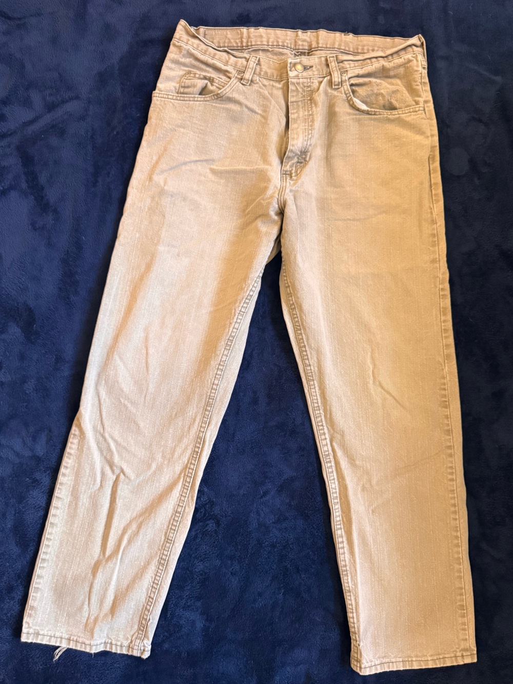Wrangler Men’s Relaxed Jeans in Light Tan